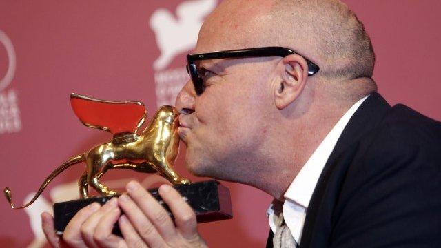 <p>
	Джанфранко Роси позира с наградата. <em>Снимка: Ройтерс</em></p>
