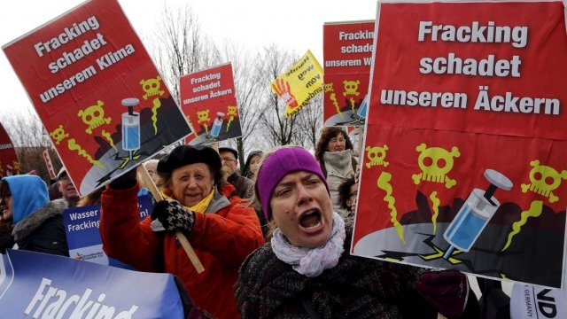 <p>
	Протести срещу хидравличния фракинг в Берлин през 2015 г. <em>Снимка: архив Ройтерс</em></p>
