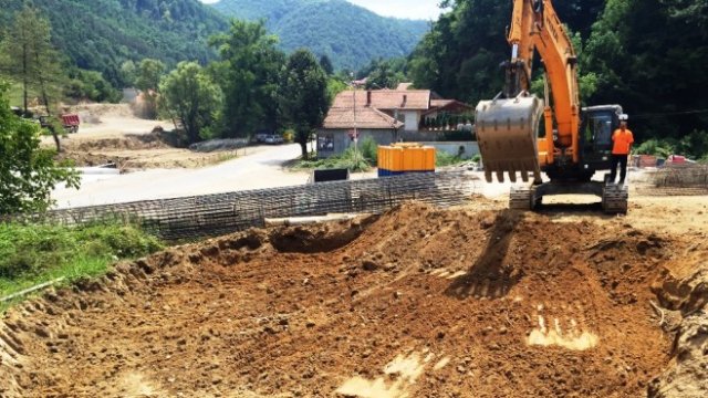 <p>
	Строителни дейности по обходния път на Габрово. <em>Снимка: Архив АПИ</em></p>
