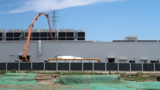 <p>
	Продължава строежът на фабриката в Шанхай. <em>Снимка: Ройтерс</em></p>
