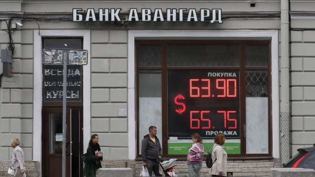 Русия наложи строг капиталов контрол. Снимка: EPA/ANATOLY MALTSEV