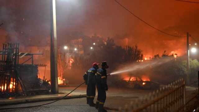 Пожарникари се опитват да угасят пожари близо до Александруполис. Снимка: EPA/DIMITRIS ALEXOUDIS