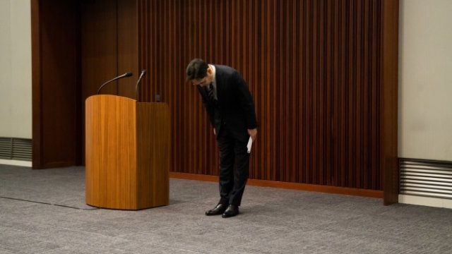 <p>
	Лий Сан-хън се извинява на обществеността.&nbsp; <em>Снимка: SeongJoon Cho / Bloomberg</em></p>
