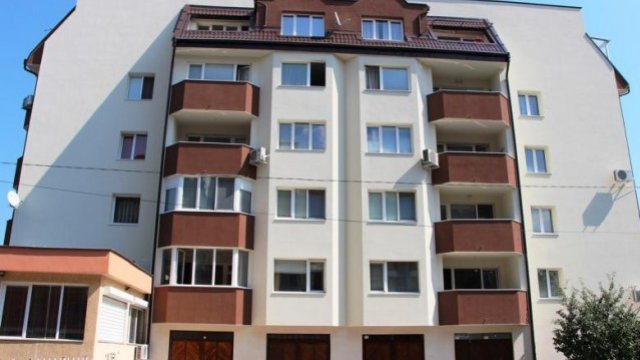 <p>
	До момента по програми за саниране на МРРБ са обновени две сгради в България. <em>Снимка: архив, МРРБ</em></p>
