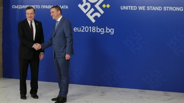 <p>
	Владислав Горанов (вдясно) и президентът на ЕЦБ Марио Драги<em>. Снимка: Олег Попов, Investor Media Group</em></p>
