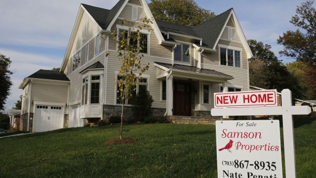 <p>
	Експерти очакват отпуснатите жилищни кредити в САЩ да се повишат до 714 млрд. долара тази година. <em>Снимка: архив, Ройтерс</em></p>
