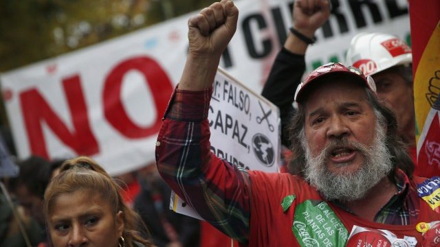 <p>
	Протестиращи срещу мерките за орязване на разходи. <em>Снимка: Ройтерс</em></p>
