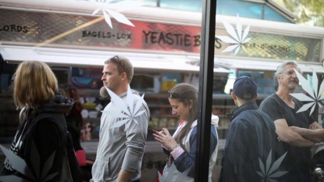 <p>
	Клиенти се редят пред магазин за марихуана в Западен Холивуд, Калифорния. <em>Снимка: Ройтерс</em></p>
