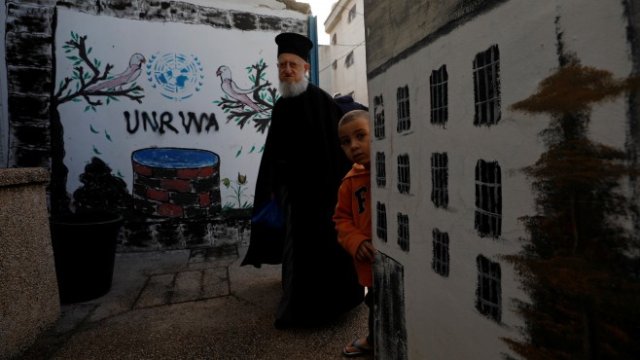 <p>
	Палестинци в бежански лагер. <em>Снимка: Ройтерс</em></p>
