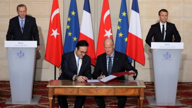 <p style="margin-bottom: 0cm; line-height: 100%">
	Френският президент Емануел Макрон (<span lang="bg-BG">вдясно</span>) и турският президент Реджеп Тайип Ердоган (вляво) наблюдават как изпълнителният директор на Airbus Томас Ендерс и председателят на Борда на турския център за техническо обслужване на въздухоплавателни средства Turkish Technic Ме