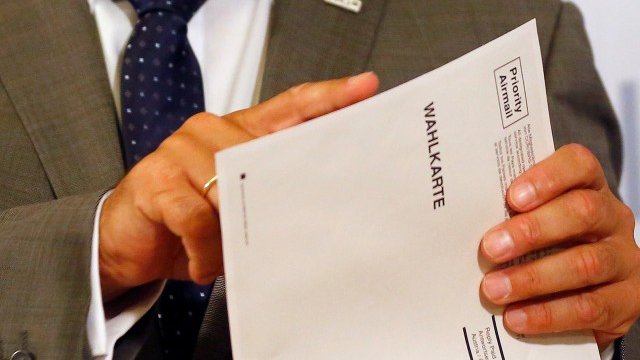 <p>
	Mинистърът на вътрешните работи Волфганг Соботка показва дефектните пликове за бюлетините. <em>Снимка: Ройтерс</em></p>
