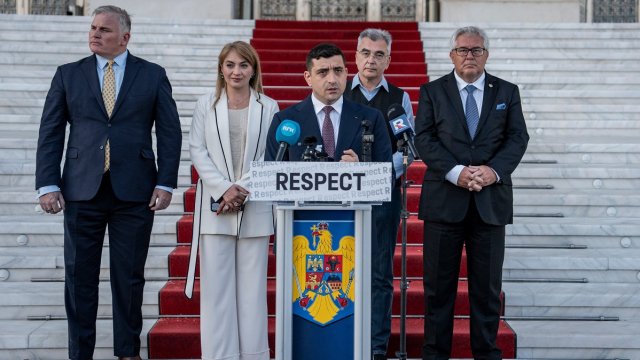 Джордже Симион говори по време на пресконференция пред сградата на парламента в Букурещ. Снимка: Ioana Moldovan/Bloomberg