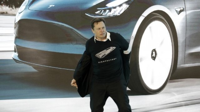<p>
	Изпълнителният директор на Tesla Илон Мъск. <em>Снимка: Bloomberg/Qilai Shen</em></p>
