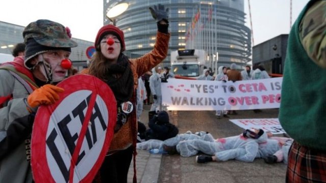 <p>
	<span font-size:="" pt="" style="color: rgb(102, 102, 102); font-family: ">Ппротивници на споразумението протестират пред сградата на Европейския парламент.&nbsp;</span><em font-size:="" pt="" style="color: rgb(102, 102, 102); font-family: ">Снимка: Архив Ройтерс</em></p>
