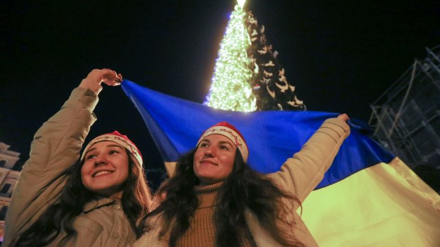 Група украинци отпразнуваха Нова година пред елхата на централен площад в Киев. Снимка: EPA/STEPAN FRANKO