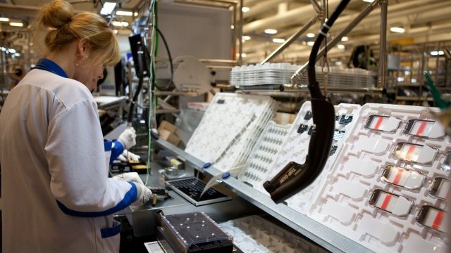 <p style="text-align: center; ">
	Фабриката на Nokia в румънския град Клуж ще бъде затворена.<em> Снимка: Nokia</em></p>
