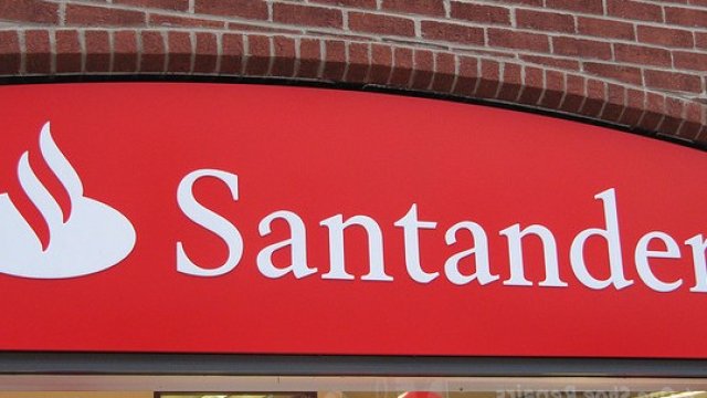 <p>
	Офис на банка&nbsp;Santander&nbsp;в Англия.&nbsp;<em>Снимка: HowardLake. Лиценз: <a href="http://creativecommons.org/licenses/by-sa/2.0" target="_blank">Creative Commons</a></em></p>
