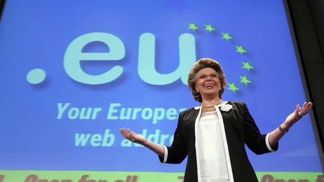 <p>
	2006 г.: Тогавашният европейски комисар по информационното общество и медиите Вивиан Рединг представя домейна .eu. <em>Снимка: архив Ройтерс</em></p>
