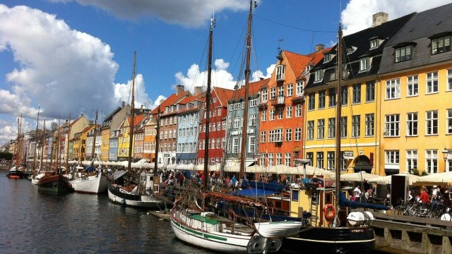 <p>
	Начело на класацията отново в Дания, която в четирите издания на доклада досега е била три пъти на първо място.<em>&nbsp;</em><em>Снимка: pixabay.com</em></p>
