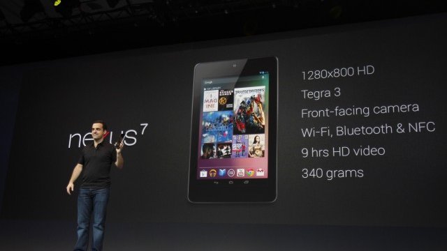 <p>
	Продуктовият мениджър на Google Хюго Бара при представянето на новото устройство<em>. Снимка: Ройтерс</em></p>
