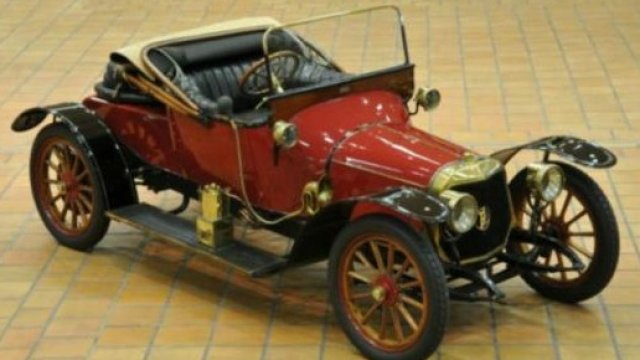 <p>
	Този модел&nbsp; Panhard &amp; Levassor X19 от 1913 г. се очаква да бъде продаден за до 35 000 евро.<em> Снимка:&nbsp;Artcurial Motorcars</em></p>
