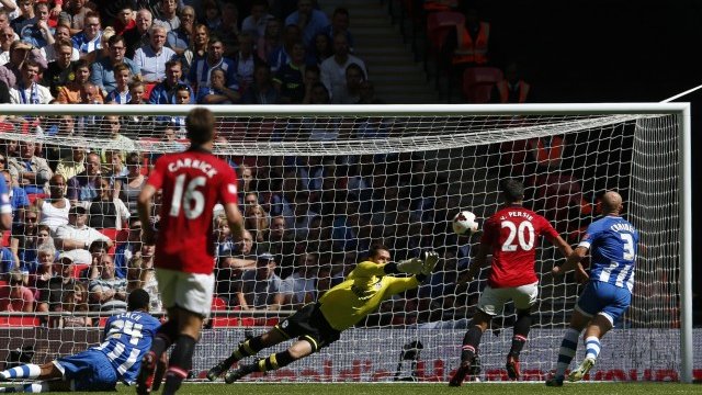 <p>
	Двата полюса в английския професионален футбол: за Манчестър Юнайтед бъдещето във Висшата лига изглежда розово, но съперникът им за купата Community Shield Уигън ще трябва да се мъчи най-малкото тази година в Чемпиъншип. <em>Снимка: Ройтерс</em></p>
