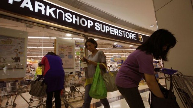 <p>
	ParknShop им 345 магазина, като 270 от тях са в Хонконг. Веригата държи 33% от пазара на хранителни стоки в мегаполиса. <em>Снимка: Ройтерс</em></p>
