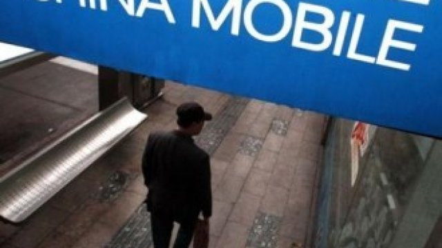 <p style="text-align: justify;">
	За второто тримесечие на 2013 г. нетната печалба на China Mobile&nbsp;се покачва с 2,5% до 5,8 млрд. долара. <em>Снимка: Ройтерс</em></p>
