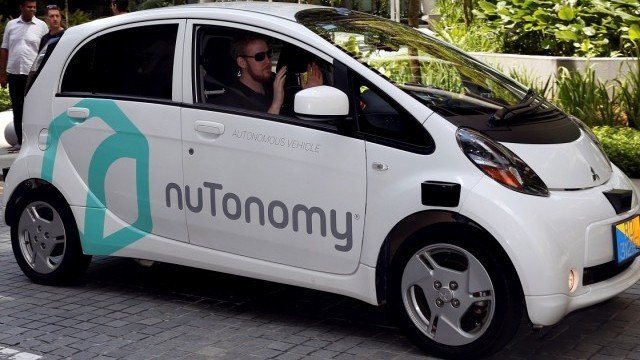 <p>
	&quot;Резервен&quot; шофьор е вдигнал ръце по време на демонстрация на безпилотен автомобил в Сингапур. <em>Снимка: Ройтерс</em></p>
