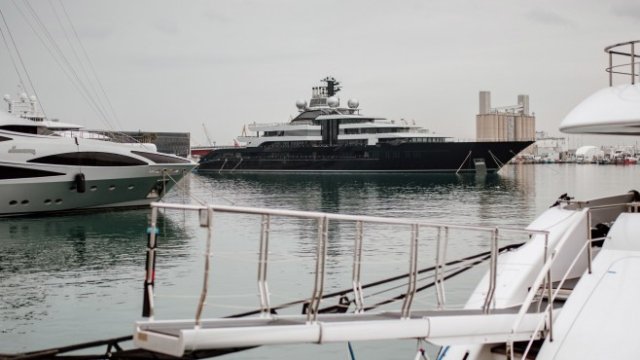 <p>
	Суперяхтата Crescent на руския олигарх Игор Сечин, ръководител на &quot;Роснефт&quot;, бе задържана от испанските власти.<em> Снимка: Laia Solanellas/Bloomberg</em></p>
