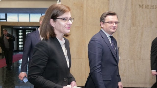 <p>
	Двамата министри преди брифинга си. <em>Снимка:&nbsp;Димитър Кьосемарлиев, Investor Media Group</em></p>
