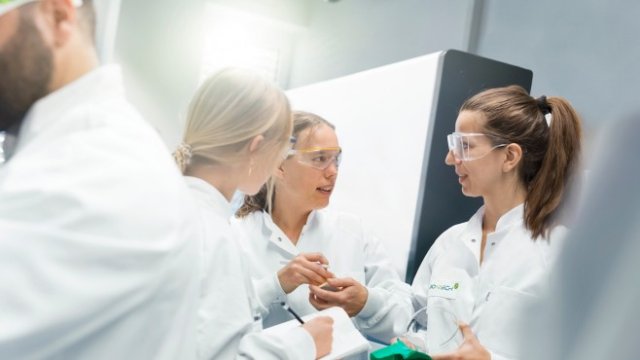 <p>
	Служители на германската фирма в лаборатория. <em>Снимка: BioNTech</em></p>
