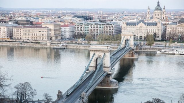 <p>
	Орбан си разиграва коня на фона на пустата Будапеща. <em>Снимка: Bloomberg</em></p>
