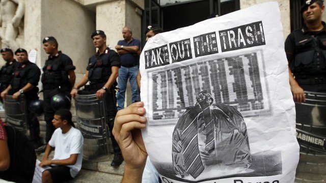 <p style="text-align: center; ">
	В Италия през миналата седмица се проведоха демонстрации срещу новия пакет от мерки за намаляване на разходите. <em>Снимка: Ройтерс</em></p>
