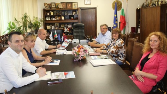 <p>
	Представители на община Русе са се срещнали с представители на инвеститора, за да обсъдят предприятието. <em>Снимка: Община Русе</em></p>
