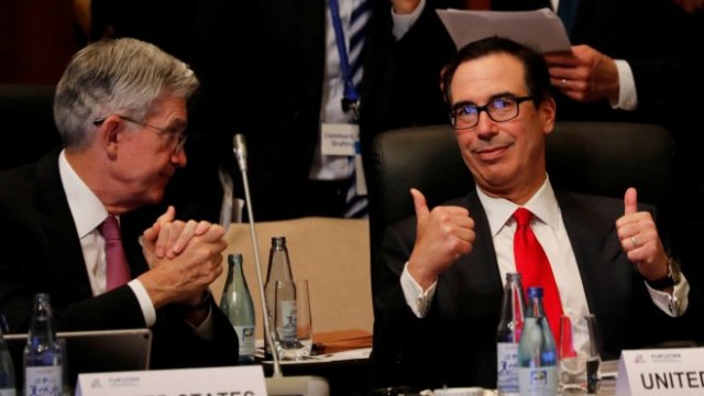 <p>
	<em>Стивън Манучин (вдясно) Снимка: Ройтерс</em></p>
