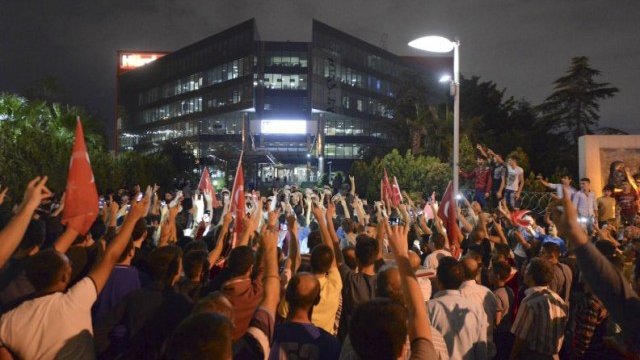 <p>
	Националистически групи буквално обсадиха редакцията на в. &quot;Хюриет&quot; с обвинения, че изданието е изкривило изказвания на президента Реджеп Тайип Ердоган. <em>Снимка: Ройтерс</em></p>
