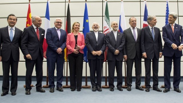 <p>
	Лидерите на Запада и Иран след постигнатото споразумение.&nbsp;<em>Снимка: Ройтерс</em></p>

