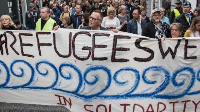 <p>
	В цяла Европа се провеждат демонстрации в знак на солидарност с бежанците. На снимката: демонстрацията в Дания. <em>Снимка: Ройтерс</em></p>
