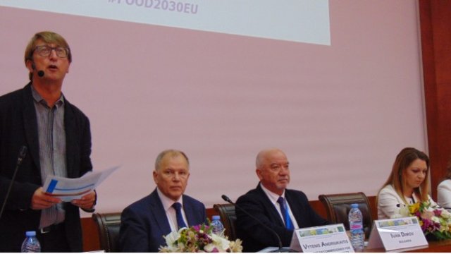 <p>
	Участници в конференцията &quot;Изследвания и иновации за продоволствена сигурност и повишаване качеството на храните и хранителните системи&quot;.<em> Снимка: МОН</em></p>
