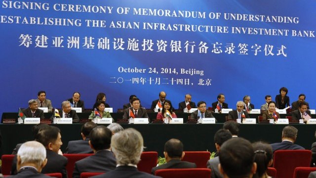 <p>
	АIIB бе основана през октомври 2014 г. <em>Снимка: Ройтерс</em></p>
