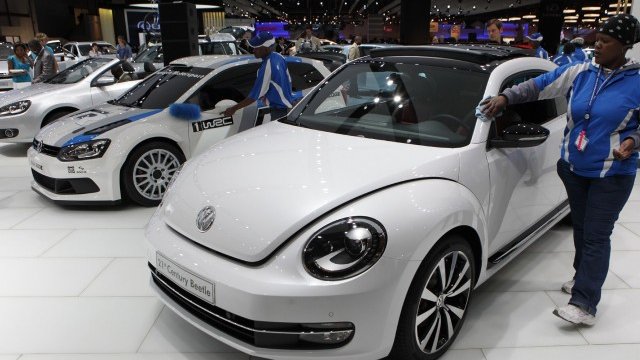 <p>
	Volkswagen Beetle по време на автомобилното изложение в Йоханесбург през октомври. <em>Снимка: Ройтерс</em></p>

