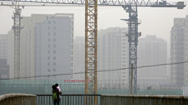 <p>
	Строителство на жилищен комплекс в Пекин. <em>Снимка: Ройтерс</em></p>
