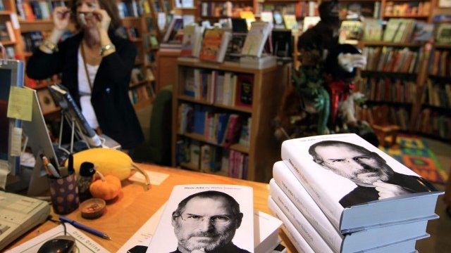 <p>
	От днес биографията на Джобс е в американските книжарници. <em>Снимка: Ройтерс</em></p>
