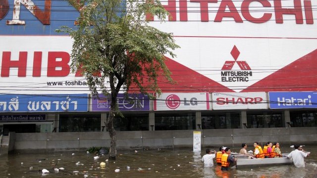 <p>
	Toshiba и Hitachi затвориха принудително свои фабрики в страната.<em> Снимка: Ройтерс</em></p>
