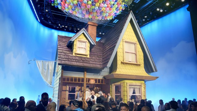 Възстановка на къщата от филма &quot;В небето&quot;, показана на пресконференцията на Airbnb в Лос Анджелис. Снимка: Eric Thayer/Bloomberg