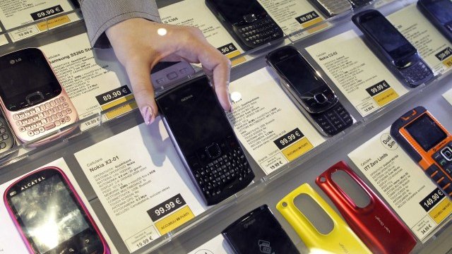 <p>
	За клиентите новият модел може да значи по-скъпи устройства. <em>Снимка: Ройтерс</em></p>
