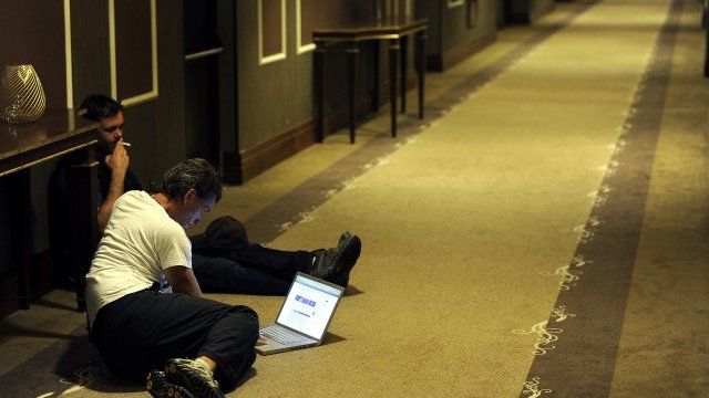 <p>
	87% от населението по света използват мобилни услуги.&nbsp;<em>Снимка: Ройтерс</em></p>
