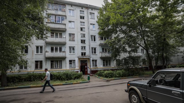 Жилищен квартал в Москва през август 2022 г. Снимка:  EPA/YURI KOCHETKOV
