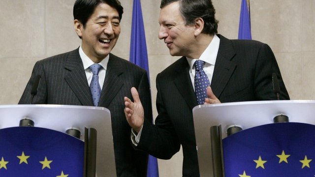 <p>
	Има ли на какво да научи Абе своите европейски партньори. <em><u>Снимка: Ройтерс</u></em></p>
